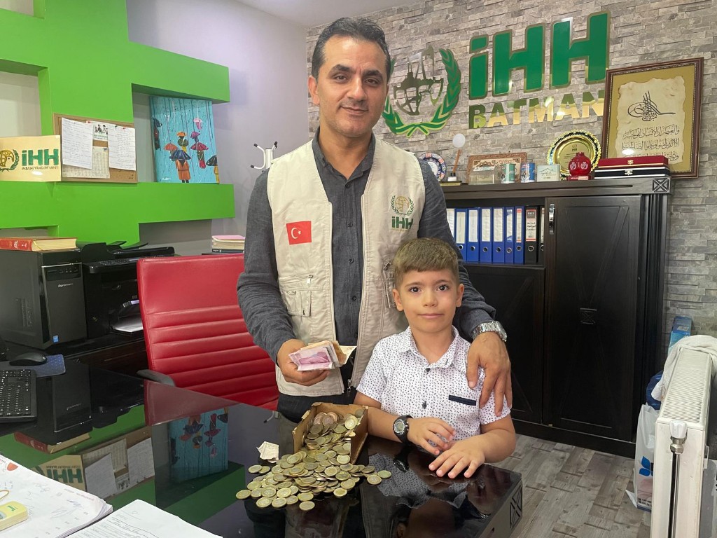 Küçük Yürekli Batmanlı Çocuk Kumbarasını Gazze’ye Bağışladı