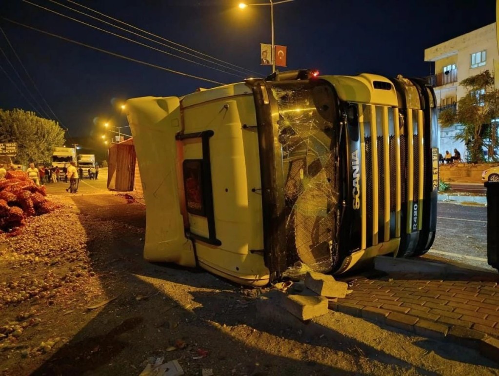 Batman Bekirhan Yolunda Soğan Yüklü Tır Kazası: Sürücü Hayatını Kaybetti