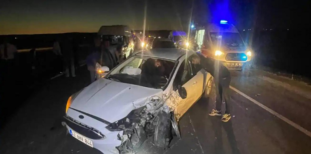 Batman Bismil Yolunda Feci kaza: İki Araç Kafa Kafaya Çarpıştı