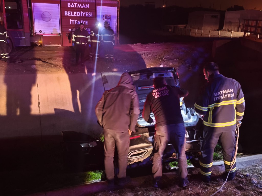 Kanala Düşen Araçtan Yaralı Kurtarıldı