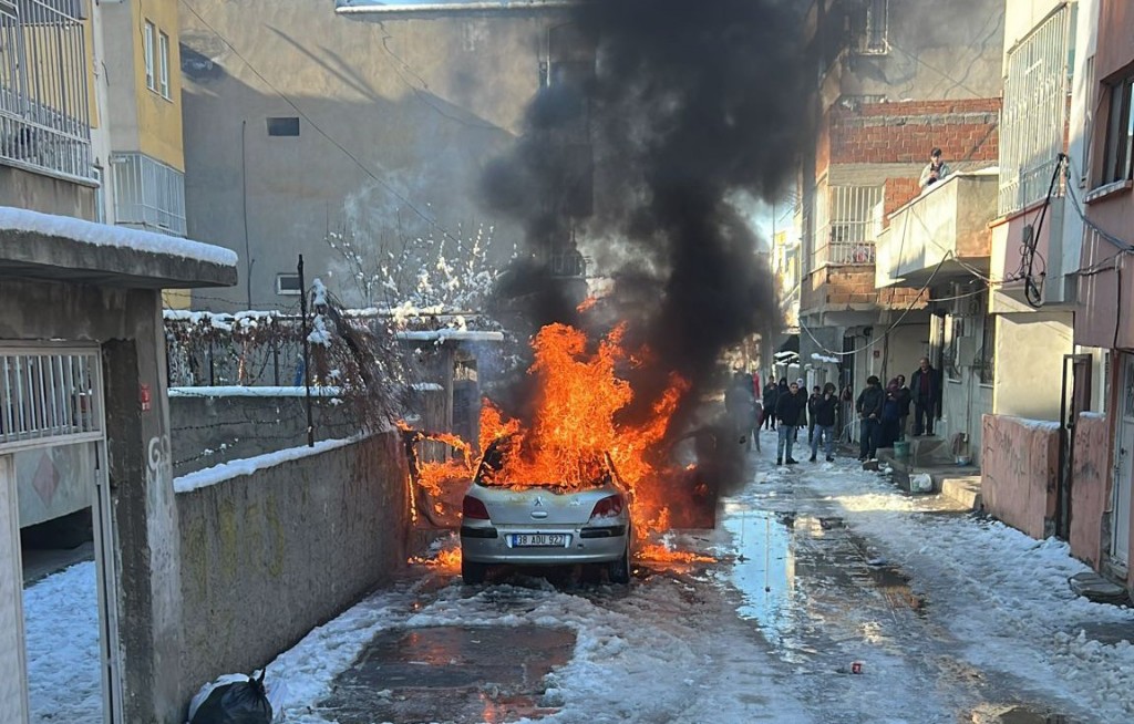 Batman’da Park Halindeki Otomobil Alev Aldı