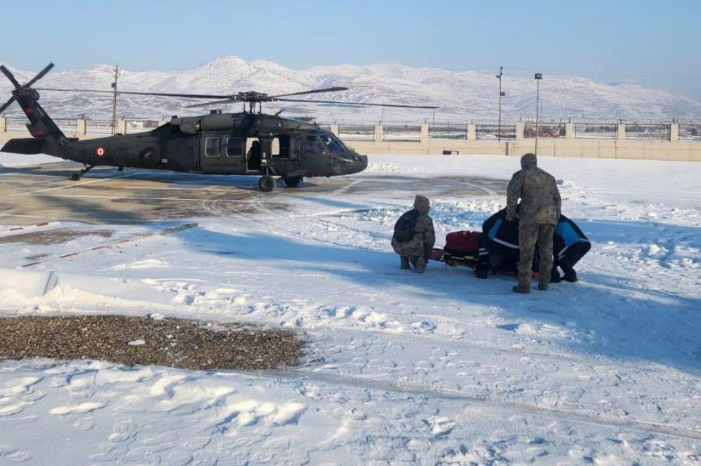 Karla Kaplı Köyde Umut Operasyonu: Jandarma Helikopteri Hayat Kurtardı