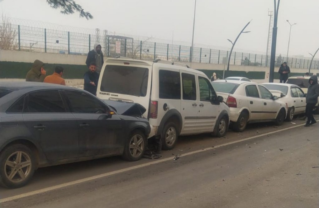 Özgürlük Bulvarı’nda Zincirleme Kaza: 5 Araç Hasar Gördü