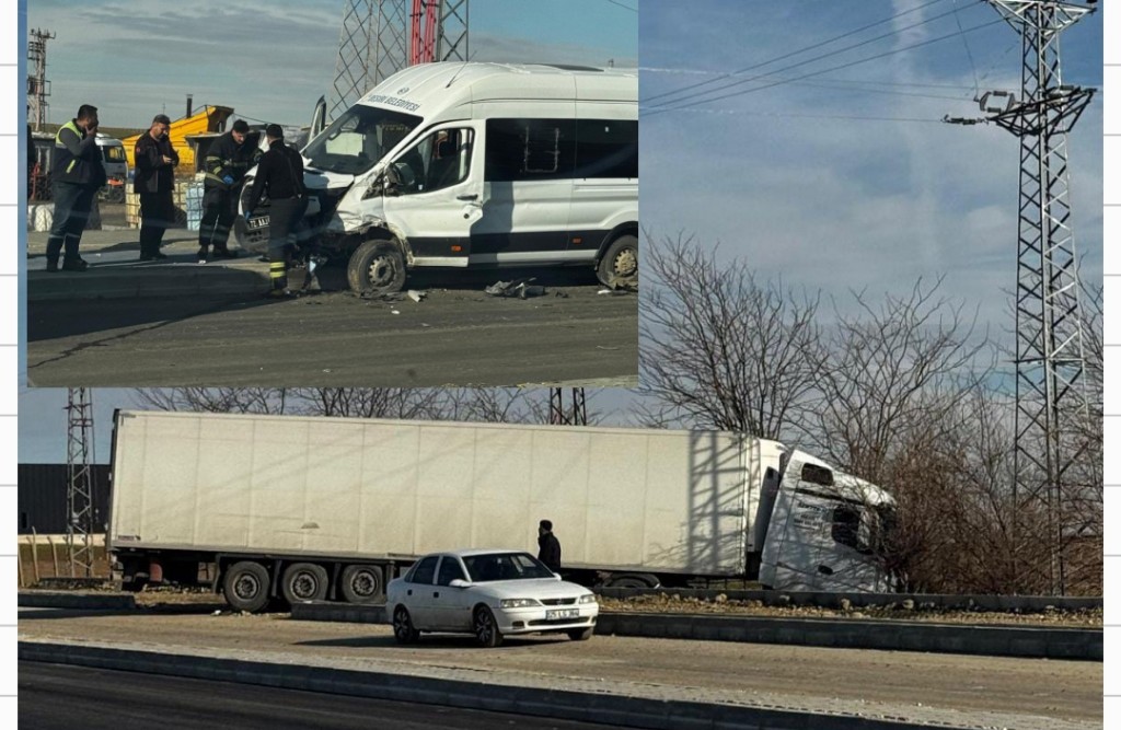 Bitmeyen Yolda Kaza Tır ile Minibüs Kafa Kafaya Çarpıştı