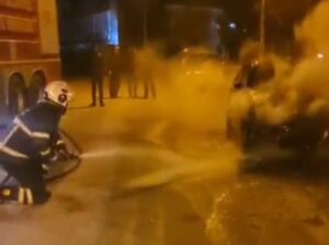 Park Halindeki Otomobil Alev Aldı