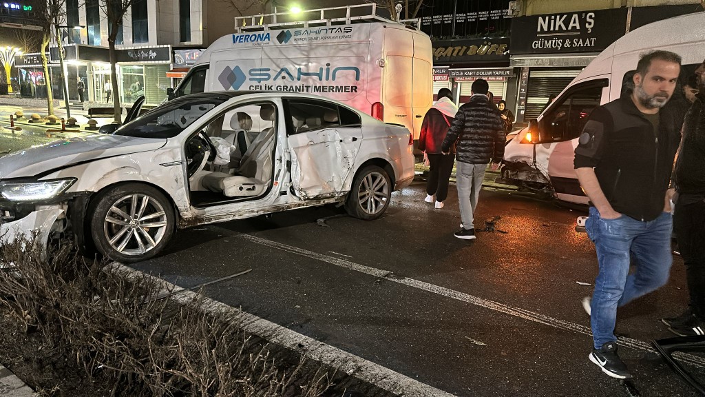 Batman’da Minibüs ile Otomobil Çarpıştı: 1 Yaralı