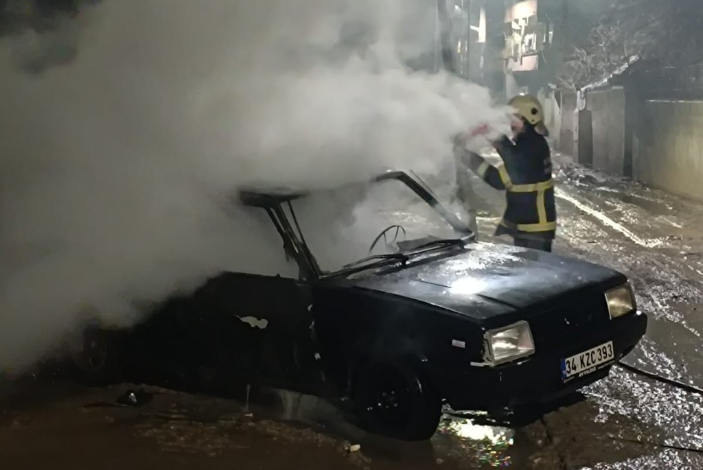 Araç Yangını Paniği Mahalleyi alarma Geçirdi