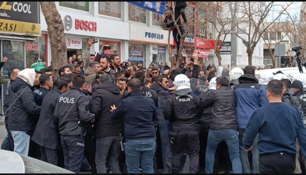 Afiş Gerilimi: Belediye Süreci Anlattı