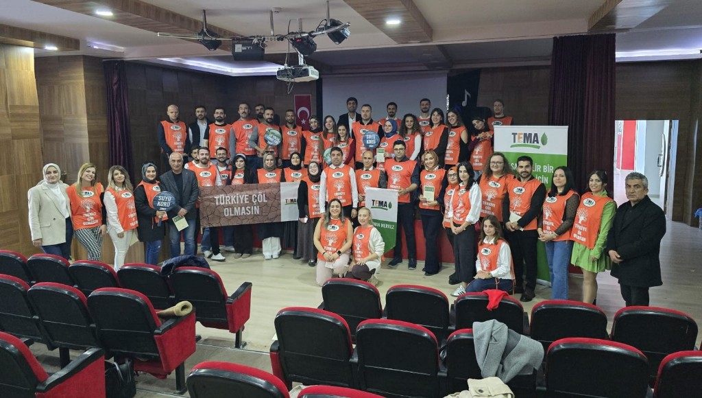 TEMA Uyardı Toprak Yok Oluyor Evren Arı İle Gönüllüler Sahaya İndi