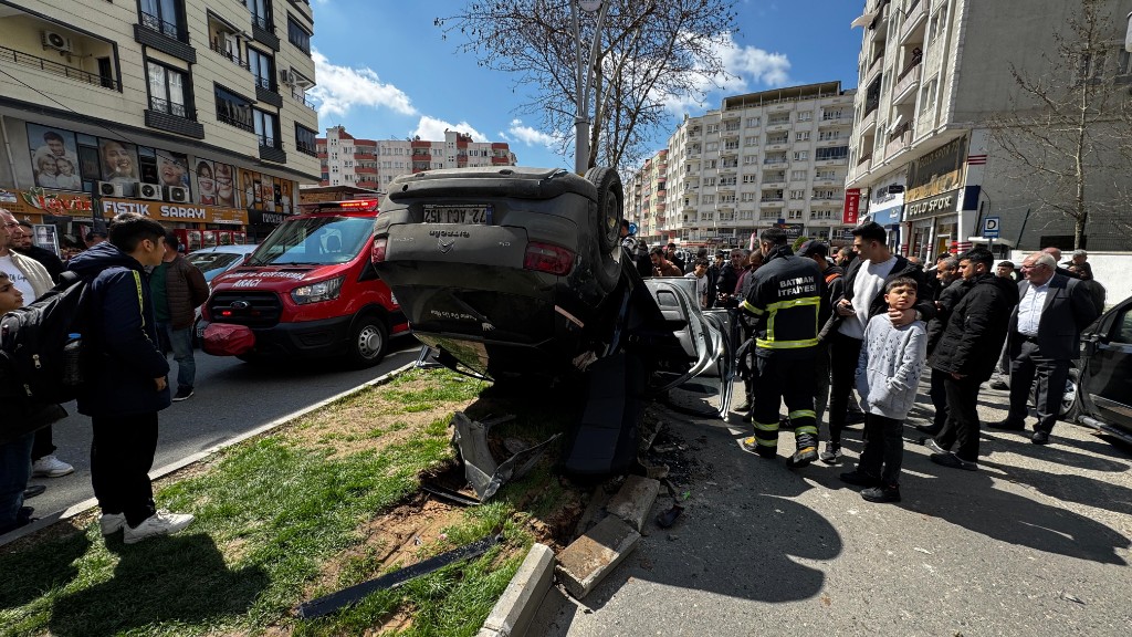 Kontrolden Çıkan Araç Ters Döndü