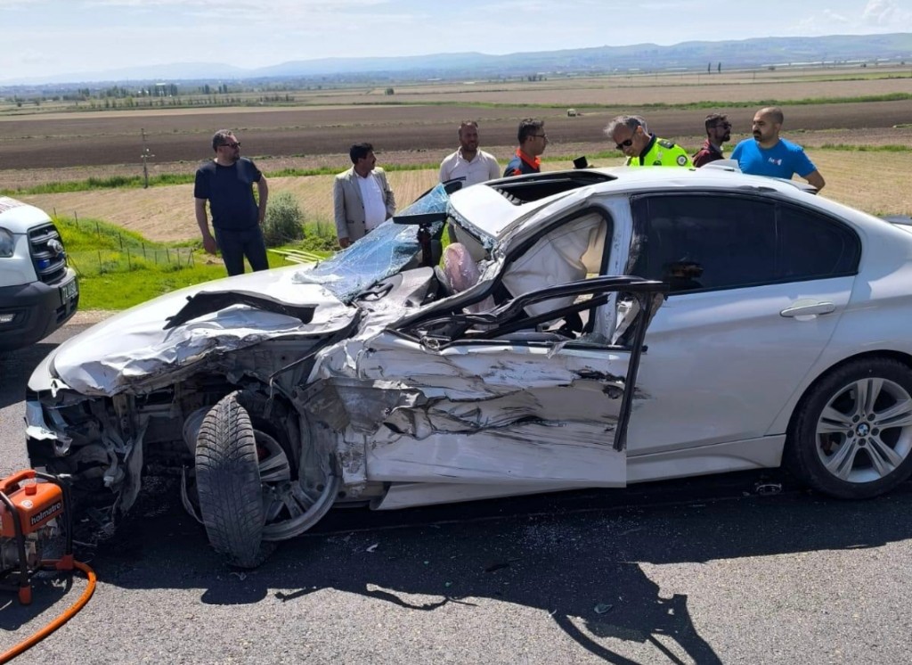 Diyarbakır Yolunda Kaza 1 Kişi Araçta Sıkıştı