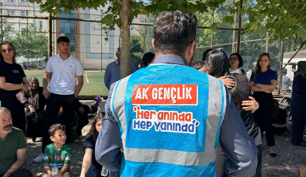 Ak Gençlik Sınav Sabahında Gençleri Yalnız Bırakmadı