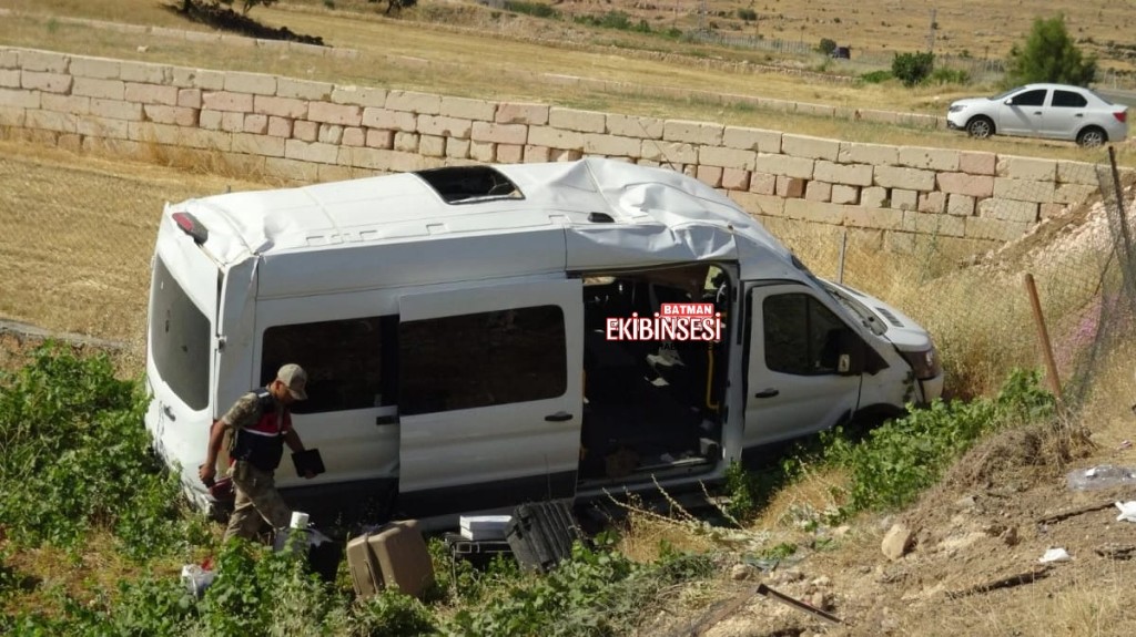 Gercüş’te Minibüs ile Otomobil Çarpıştı: 11 Yaralı